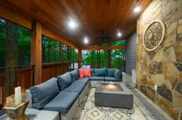 Smokin Buck • Hot Tub, Outdoor Fireplace & TV - Image 4
