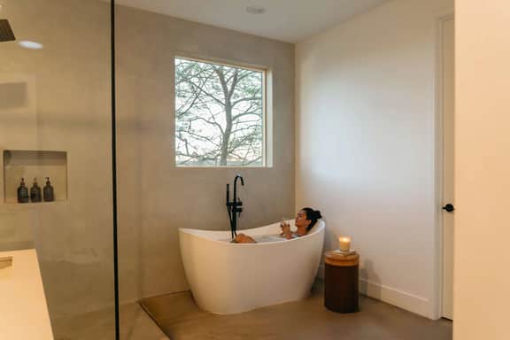 Aria • Fully-Fenced Pool & Hot Tub, Luxury Design - Image 2